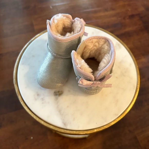 Girls Silver UGG Boots in Excellent Condition - Picture 2 of 3
